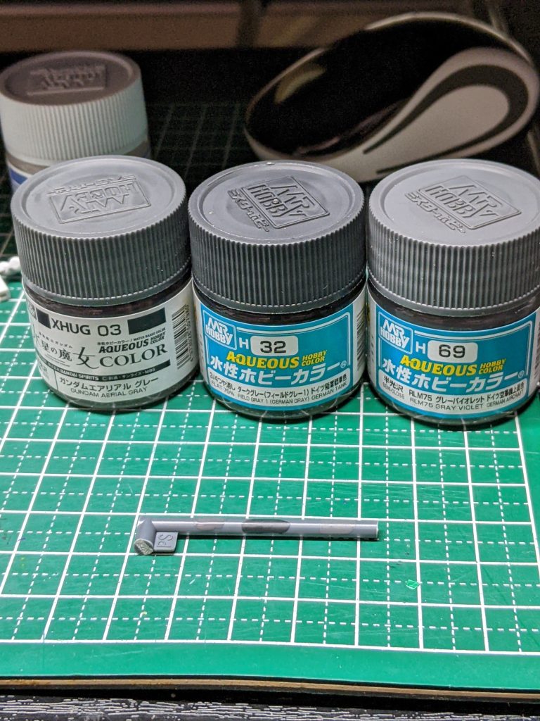 メインカラーブルー:ティターンズブルー2胴体ブラック:ティターンズブルー1二の腕、大腿:ミディアムブルーイエロー:ハイネ専用機オレンジホワイト:ライトグレーFS36495関節:エアリアルグレーバーニアなど:水性ホビーカラーダークグレー他:カッパー、ガイア蛍光クリアなどすべて筆塗り。今回は使わなかったのですが、右の水性ホビーカラーRLM75グレーバイオレットがほぼランナーの色でした。