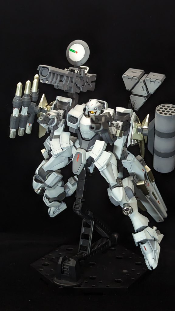 直線的なスピードには自信がありますが、運動性は悪そうなので格闘兵器は持ってないです。両手マシンガンをバラまきながら、逃げます。