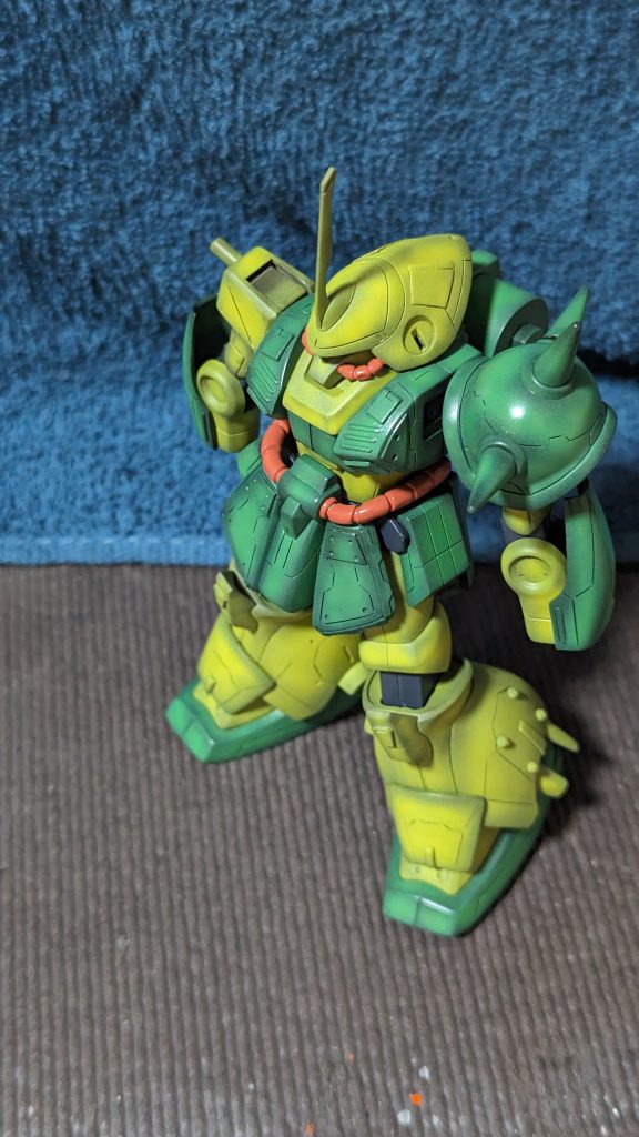 本塗装終了後に仮組みしたところ、ちょっとイメージと違うなぁ〜と感じたので、このあと薄い方に合わせて濃い緑の方を調色したのを上塗りしました。