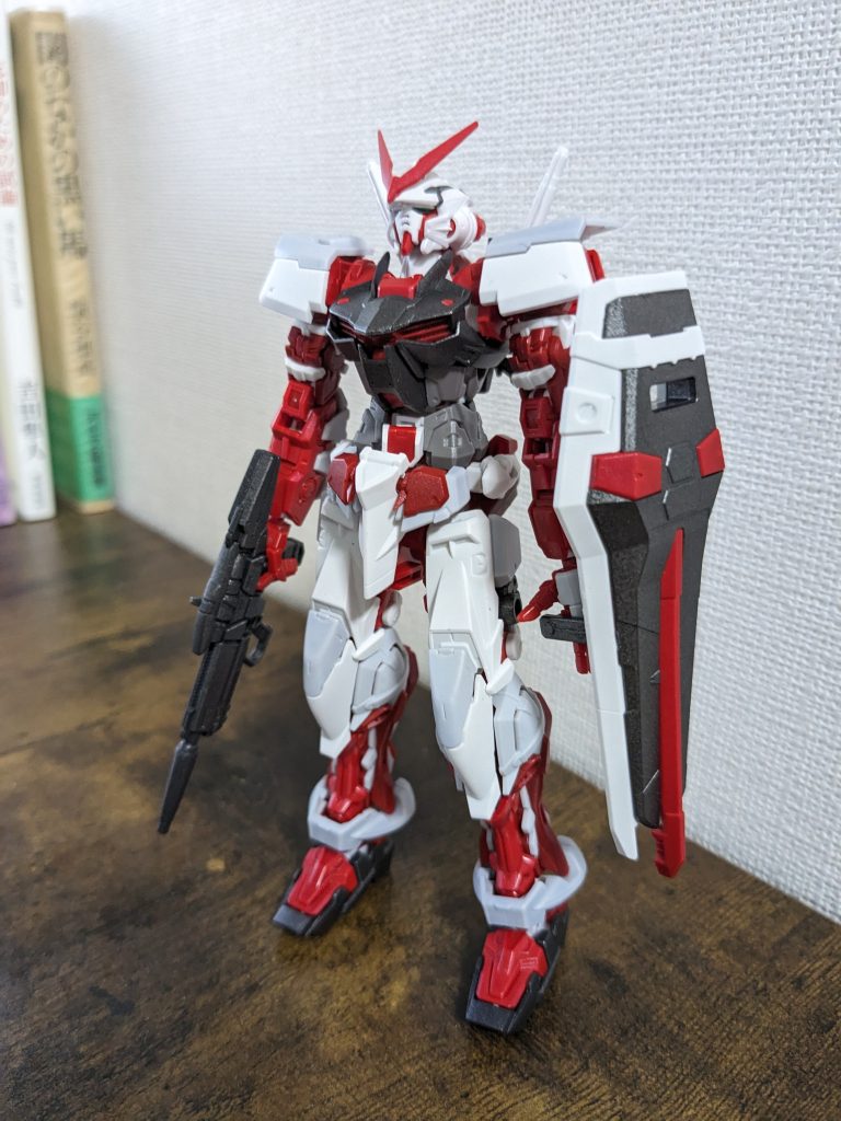 塗装後シールドがかなりきれいに塗れた気がします。赤をメタルレッドのみと、ココアブラウン混ぜたメタルレッドで塗り分けたのが個人的に好きなポイントです。