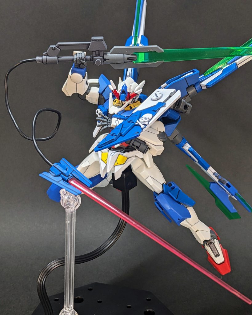 ■機体装備メイン武器の一つである『GNソードX』は、柄頭にビームサーベルが展開可能なシザーアンカーを搭載している