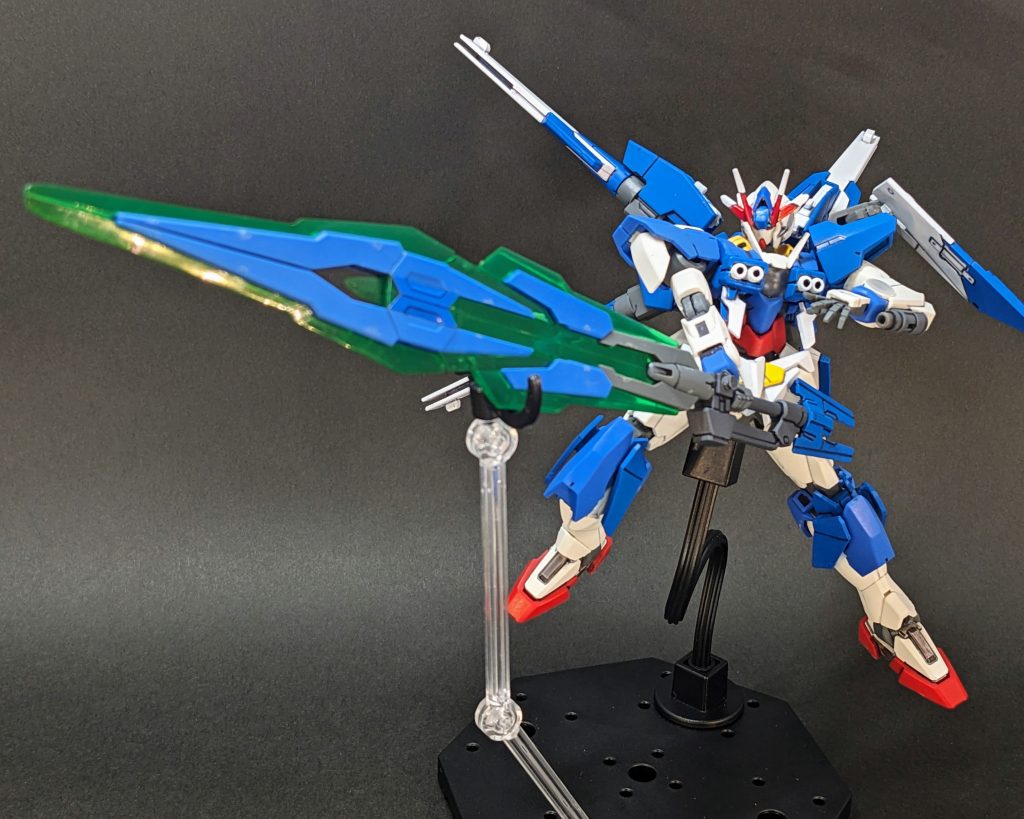 GNソードXとGNソードビットが合体したGNバスターソードも健在。