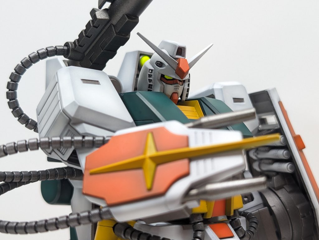 アーマー装着。ゴツゴツしさの中にスマートさがある感じで良くできたキットです。まさにパーフェクトなガンダムですね～