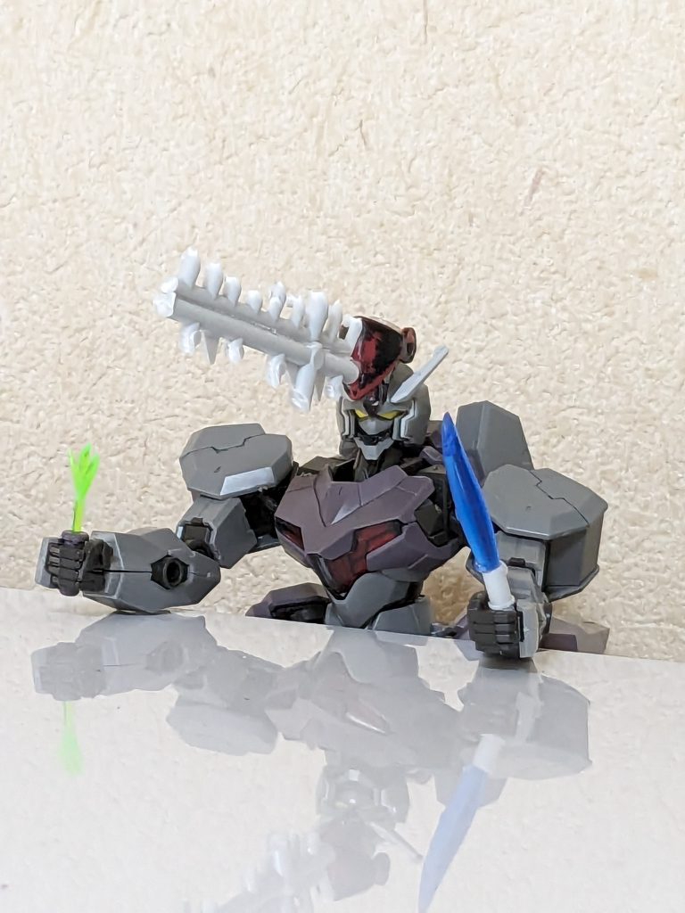 何だ？飯が食いたいのか？ビームナイフにビームフォークまで持ち出しやがって。名前も名乗らん奴に食わせるか！「ヴァァンヴォルヴァ！」