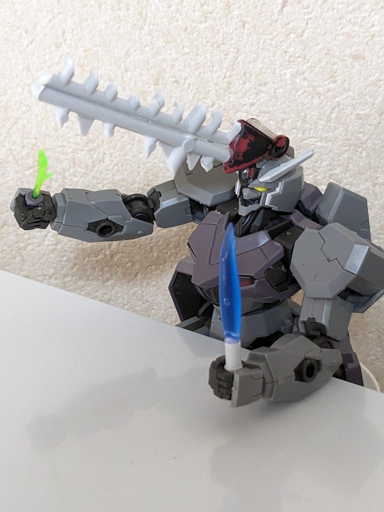 何言ってるか、さっぱり分からん。そもそもテーブルマナーがなってない。