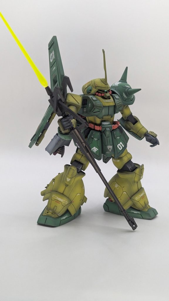 塗装には水性ホビーカラーを使用、濃い緑は下地にダークグリーン36、薄い方はダークグリーン64をベタ塗りしてから調色した緑系塗料を塗り重ね、塗装完了後に墨入れ、タミヤエナメルのチタンシルバーでドライブラシなど軽く汚しを入れました。ビームサーベル(ビーム部)はアクリジョンの蛍光イエローをベタ塗り、(水性ホビーカラーにも蛍光系が追加予定なので待ち遠しいとこです。)