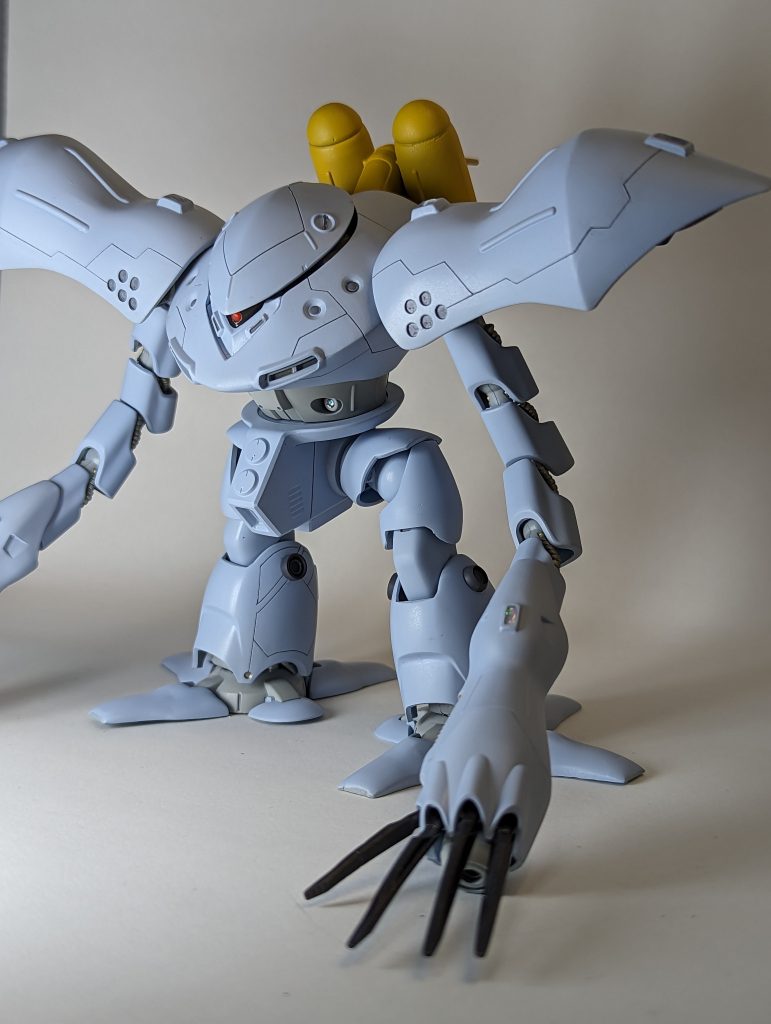 合わせ目消しとスジ彫りを頑張りました。特に頭部はパーツ分割も変更したため大きくスリットが出ることになりました。ものすごく浸水してしまいそう（笑）塗装レシピ①メイン装甲→ニュートラルグレー1 + クールホワイト + コバルトブルー②関節部→①のグレーを強めに ③爪→スターブライトアイアン④バックパック→マンダリンイエロー + ①⑤バーニア→ハーマンレッド + ディープクリアレッド⑥その他→エナメル塗料