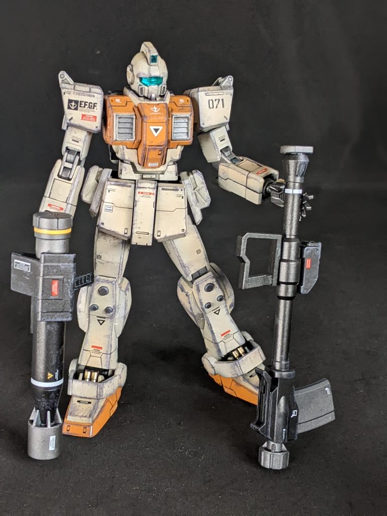 ゴーグルの下はスターブライトシルバーを塗り、センサー部はレジンで固めてあります。