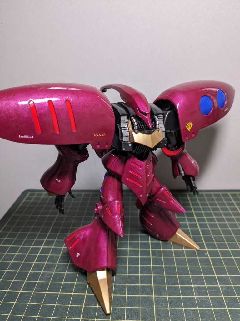 キュベレイは何と言っても流線型のフォルムが特徴的ですよね〜😆途中までスジ彫りに挑戦していましたが…なんだかなぁ…キレイなフォルムを下手なスジ彫りで台無しにしているような…次回はスジ彫り上達を目標にいれる事にします…。😓彫った部分全部パテで埋め直し、無改造、オリジナルカラー塗装のみとする事にしました。