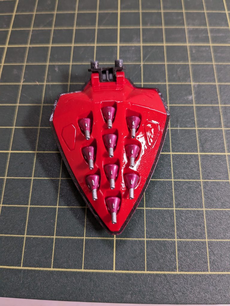 赤色部分は、ハーマンレッド。お店で塗料を探してた時、えっ?ハマーンレッド?と勘違い。とてもキレイなレッドです。…にしてもまんまイチゴ🍓ですね。😁全塗装終了後、クリアも筆塗りをしました。1番面積の広い羽の部分で筆を2回走らせてしまった所が、銀色が引っ張られてしまい、恐れていた筆ムラが…😭。その部分はもう一度ワインレッド+銀色の塗料で補色し、そこだけはスプレーでクリア掛けました。(時には妥協も必要です…😅)筆塗り全塗装目指し(最後はズルしましたが…🤣)自分では大変満足いく作品に仕上がったと思います。最後までお付き合い頂きありがとうございます。🙇