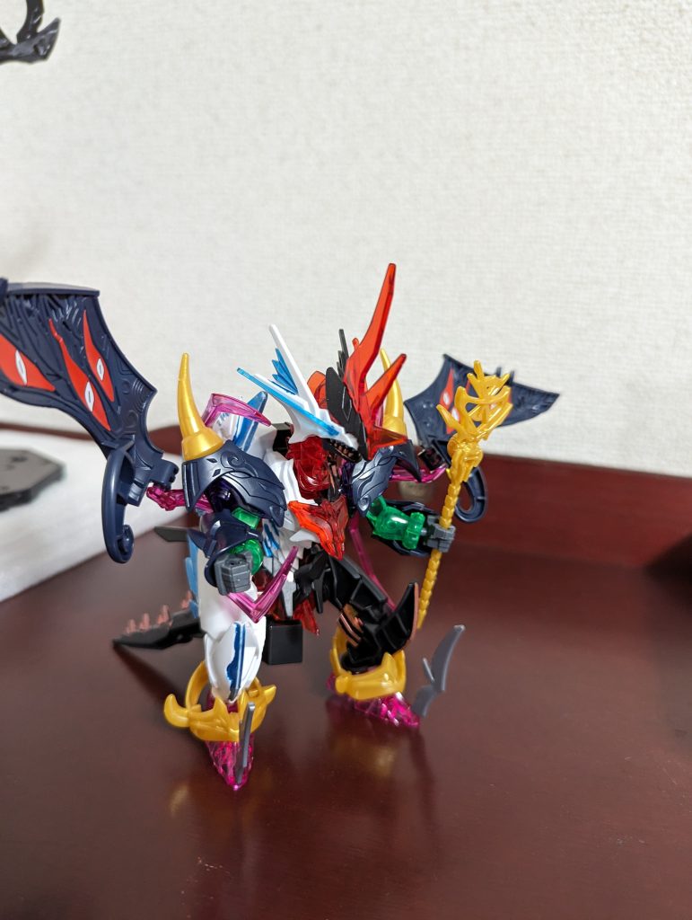 光と闇が備わって最強であり、攻防力を下げる事で相手の効果を無効化出来る