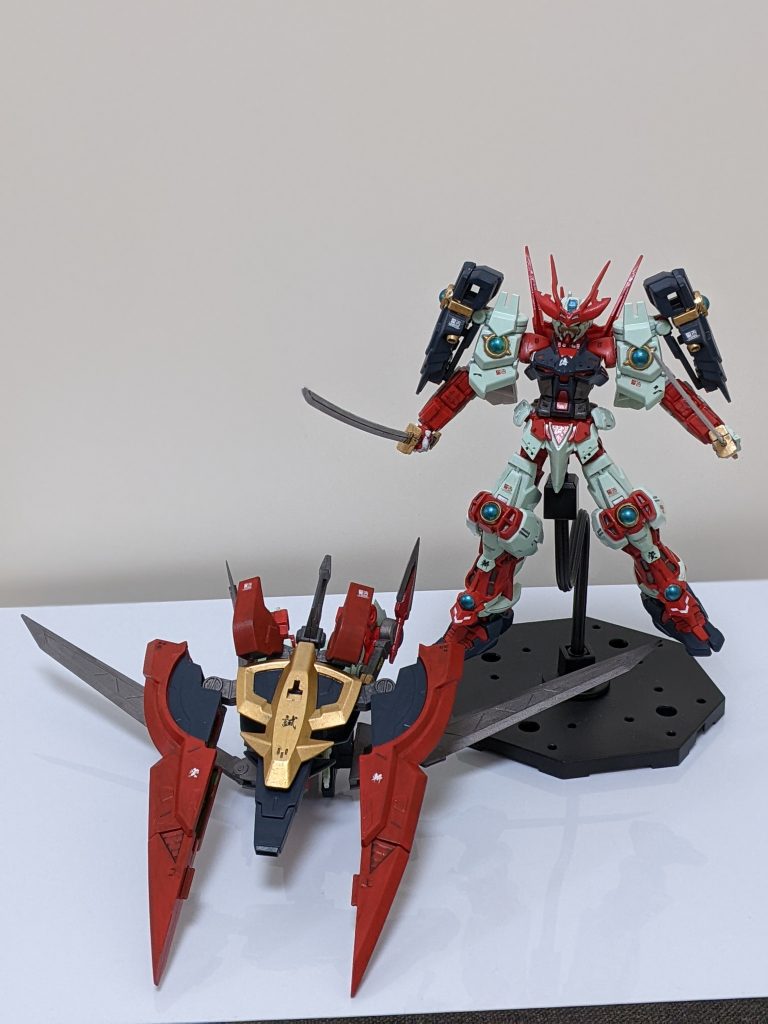 バックパック(天琥衛)と素戦国アストレイ。普段飾る時はこっちかな(￣▽￣;)ちなみに鬼の盾と肩バーニアはてんこ盛時は余剰パーツ扱いです。