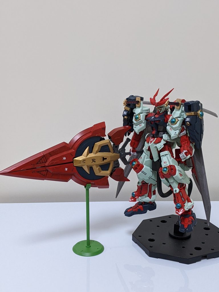 一応持たせて見たり…ポーズ取れないし(￣▽￣;)      ボーガンモードに至っては装備させたら重みで腕が分解してしまいました。作っていて楽しめましたm(__)m