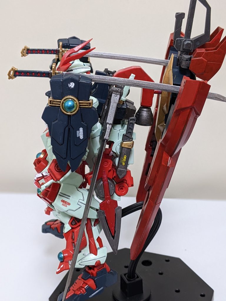 横から…刃物盛盛、ジオニックソードはタクティカルアームズっぽく改修したかったけど、そんな腕無い💦ので(T_T)    