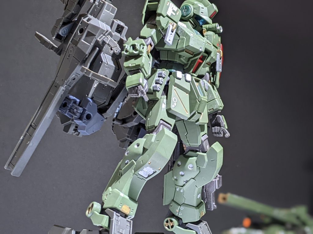 壁や障害物さえあれば、タンクならではの馬力で立ち上がる。MS形態へ移行完了。因みにこちら足の360°動くキャタピラフットで横に壁があっても変形可能。ただし横は長さ必須。