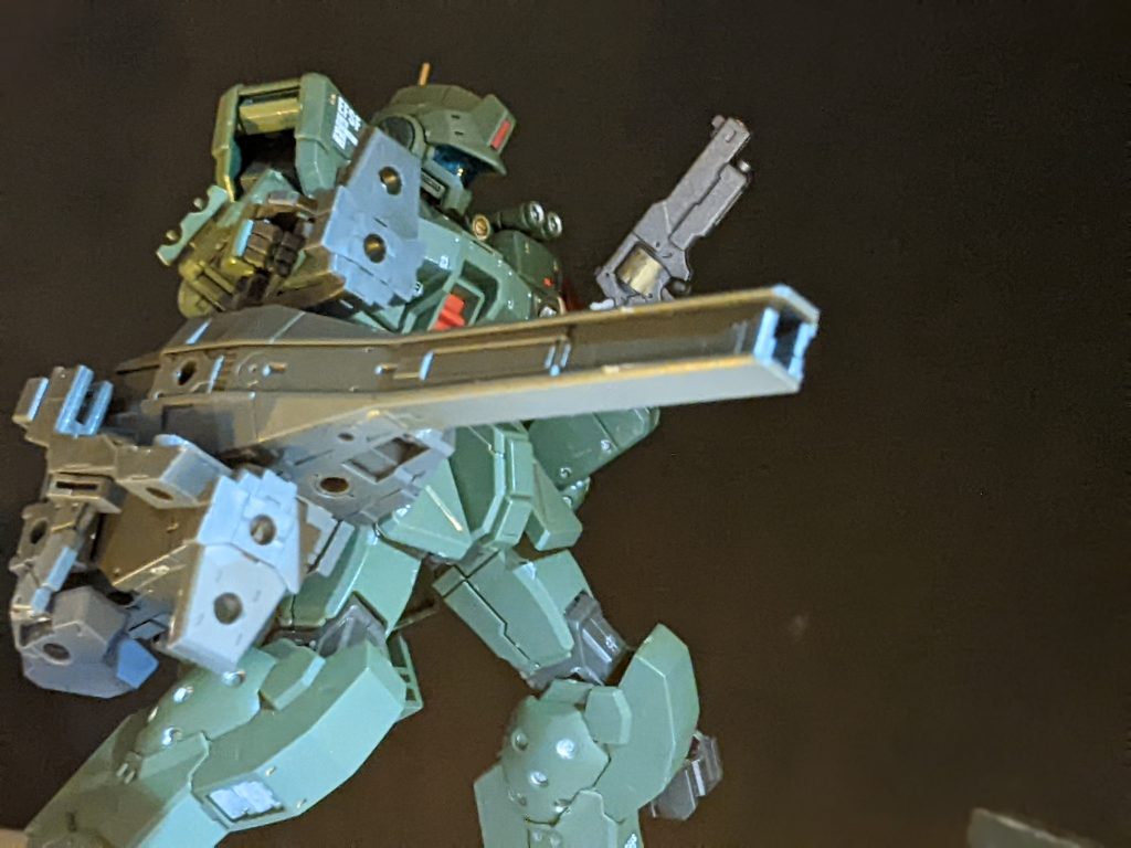 安定力が増し、より精度の高い砲撃の出来るようになった直結形態。本当は背部大型キャタピラ内に弾薬詰めて直結連射！ってしたかったけれど、タンク個人で動いてる時一番狙われるキャタピラに弾薬詰めたらﾎﾞｶｰﾝなので没！結局没！ﾎﾞｶｰﾝ