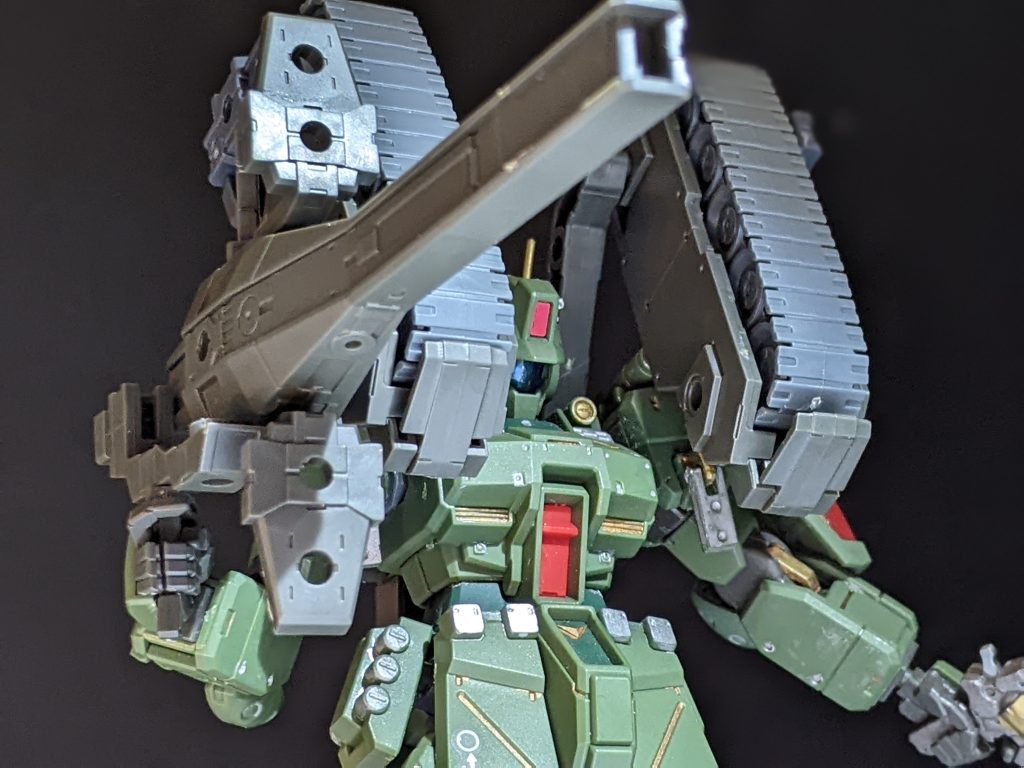 キャタピラを回転させて弾を弾く（はず）の防御特化狙撃形態。