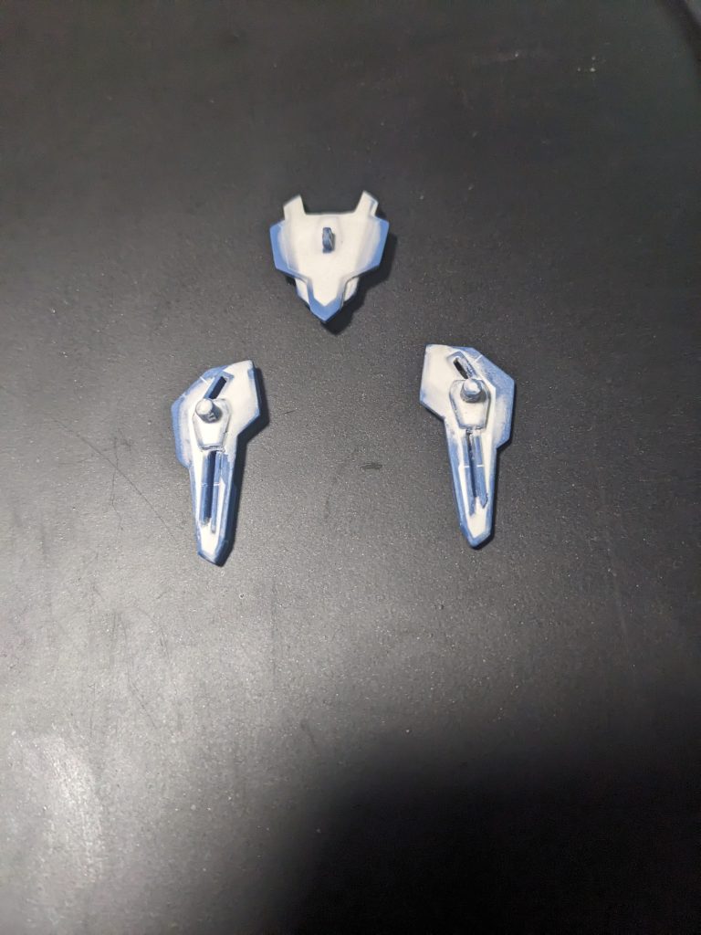 最近のガンプラ、出来はよいのですが、全体的に肉抜きが多いこと多いこと。パテであちこち埋めてます。