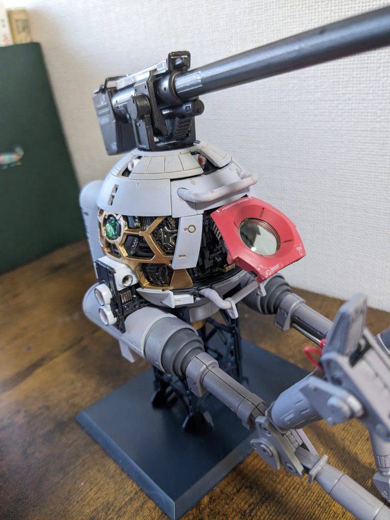 内装は大きなABS樹脂になっているのですが、ガイアカラーのメカサフを吹いて上から筆塗りしました。トラス構造部分はシルバーの方が自然かなと思いましたが、チラ見えしたときのかっこよさを優先して金にしました。