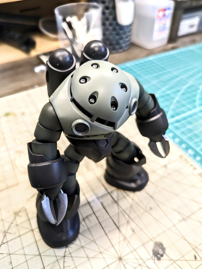 頭頂部六連装ロケット弾はタミヤアクリル塗料ミニのガンメタルを筆塗り。