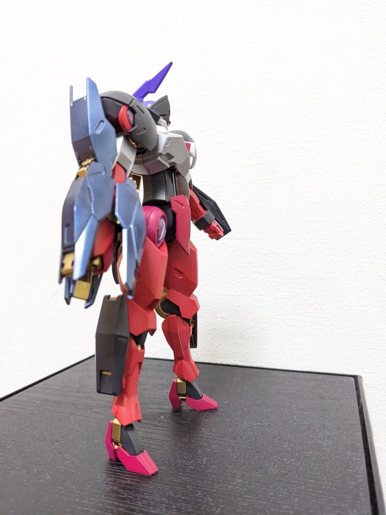 右側面加えて今回は「マーカーセットの中で余りがちな色の消化」も裏テーマとして設定しました。脚はどうせドンピシャな色が無いのと、シャアレッドの箇所との差別化のためにシャアピンクを、特徴的なビームブレイサーにメタダークブルーをそれぞれ配色してます。メタダークブルー、なかなか良い色味なので、他のキットにも使おっかな❓あと、アモーリスの上半身の衣装は黒地にシルバー(白❓)のタテストライプが特徴なのですが、塗装では再現しきらんので、シルバーベタ塗りすることで寄せてます。