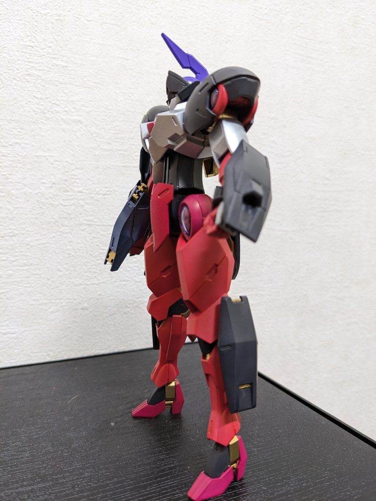 左側面手持ち武器が同梱されてないにも関わらず、拳が「穴開き」なのがこのキット最大の謎かつ残念ポイント😅平手もしくは穴無し拳にしてほしかった💦