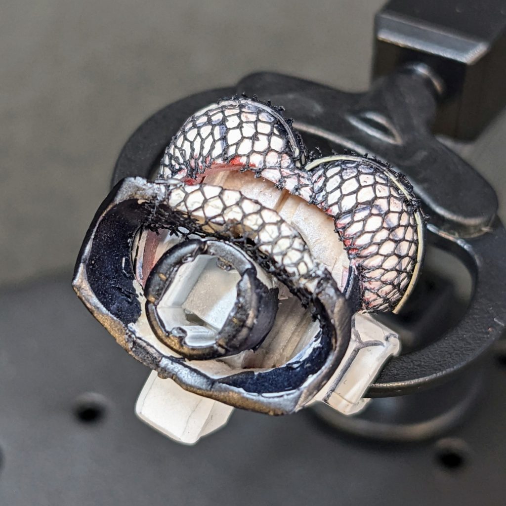 ③タイツの製作　地肌にあたる部分をマットホワイトで塗装後、タイツを貼り付けます。　タイツはYoutubeなどの情報を参考に、100円ショップダイソーの「帽子に付ける虫よけネット」を使っています。　地肌の塗装を落とさないように、パーツの端で接着します。