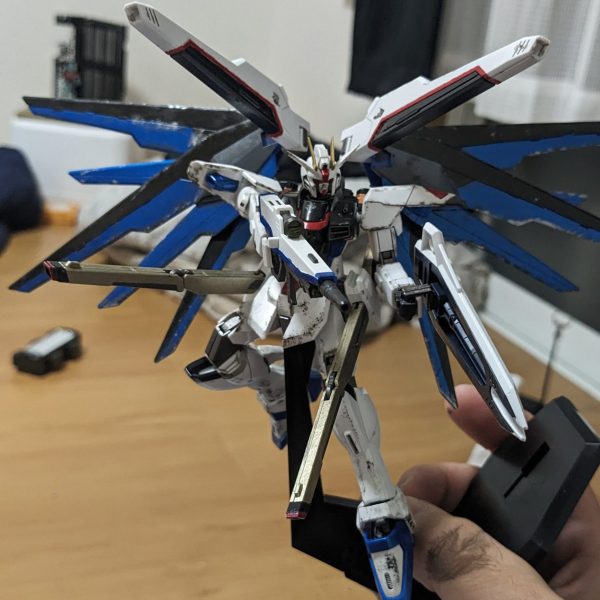 念願のZGMF-X10A フリーダムガンダム。部分塗装と組み立て、イメージに合ってるかの簡単な汚しが終わった段階です。これからお楽しみの本格的汚しの時間。バーサーカーさと優しさを上手く共存させるイメージで仕上げて行きたいと思います!なんか汚しすぎて終わりそうなきはしますが…😑