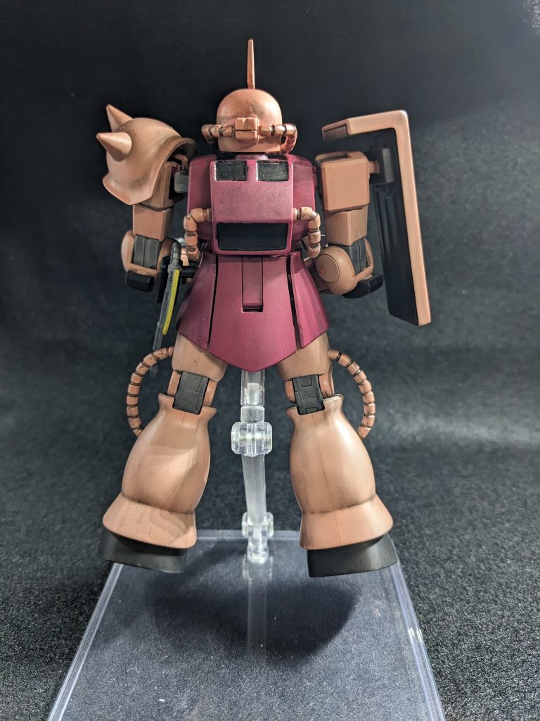 塗装は下地にボディ部分はサーフェーサーエヴォ、関節部分にメカサフを使用。基本はシャアピンクとシャアレッドを使用しました。その後ウォッシングをしトップコートを吹きました。初めてのウォッシングで上手く出来ているか分かりませんが個人的に満足です！