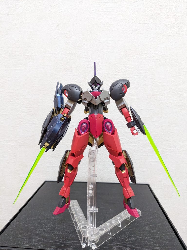 正面「勝手にAve Mujicaシリーズ」もいよいよ第4弾!!今回は謎多き配信者にしてAve mujicaのセクシー担当大臣😆のドラマー、アモーリスこと祐天寺にゃむ氏を、ミカエリスを生贄に捧げて😱再現してみました😆!!過去記事に書いた、「家電量販店でスカウトした」2機めとなります。アモーリスの衣装、ダークピンクっぽいタイツ(ストッキング❓)の「脚」がポイントだと思ってますが、なかなか使えそうなMSが無い中、ミカエリスの「シュッとした脚」にピキーン⚡と来たので、コレで行ってみました😄ワリと結構狙い通りになったかなと思いますがいかがでしょう❓