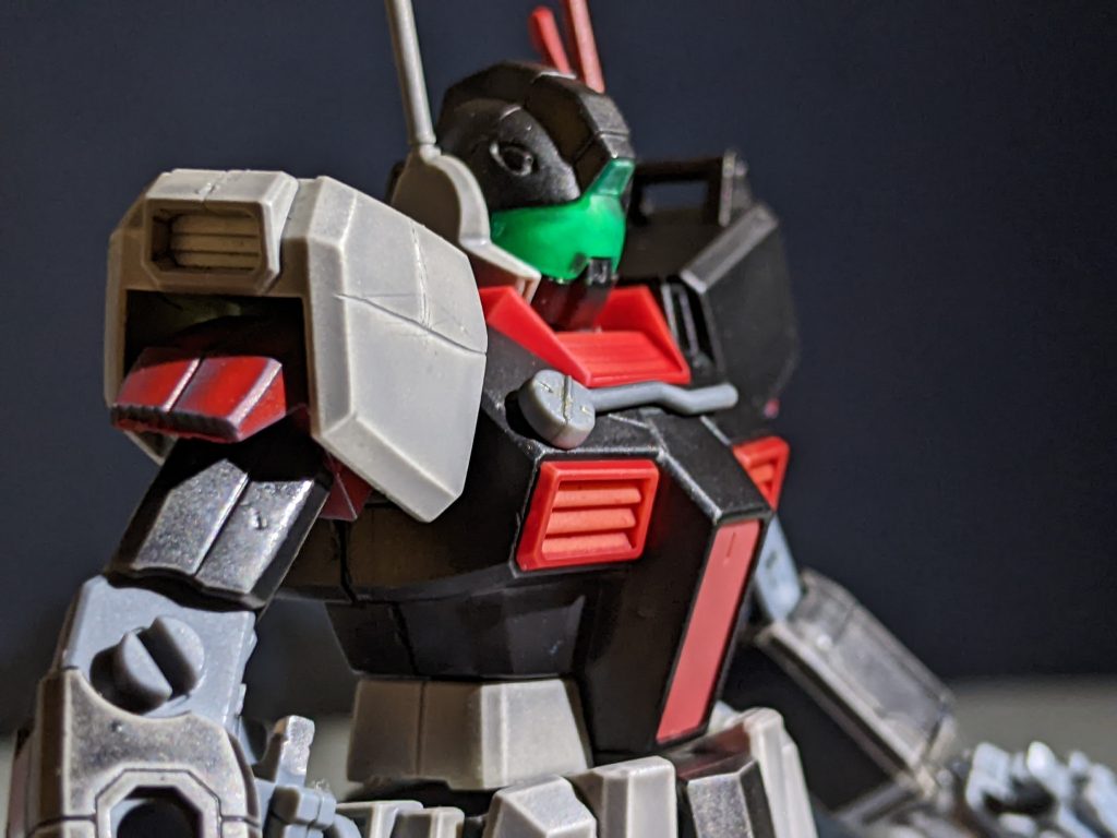 アンテナは100mmマシンガンの折れたパーツをセット。MS起動前の状態を再現可能にしました。