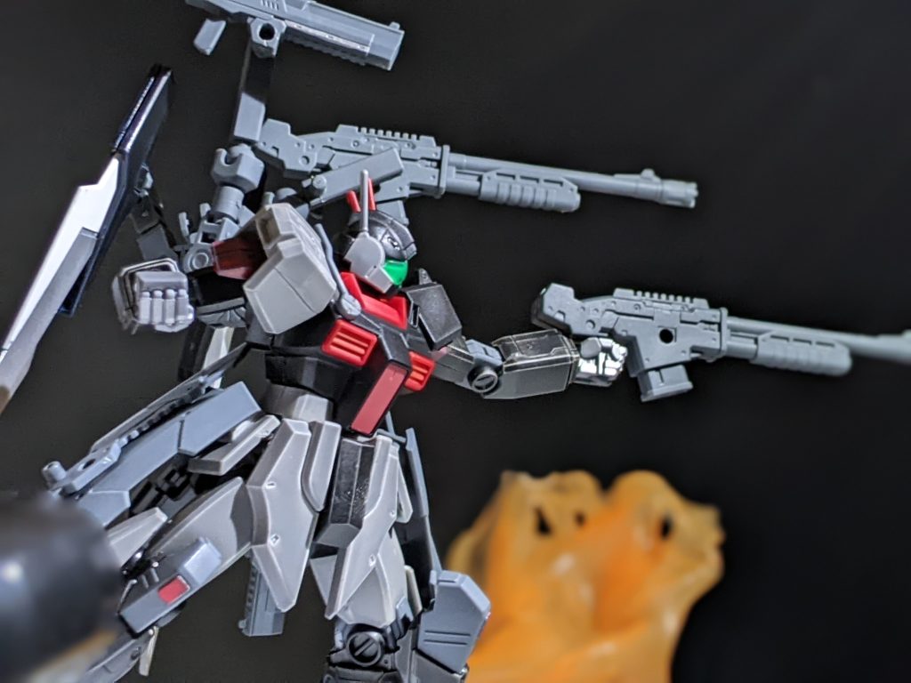 また、ユニットを180°回転させ、攻撃形態へ。ウェポンをそのまま使用可能で、サブアームとして機能する事も可能になっています。