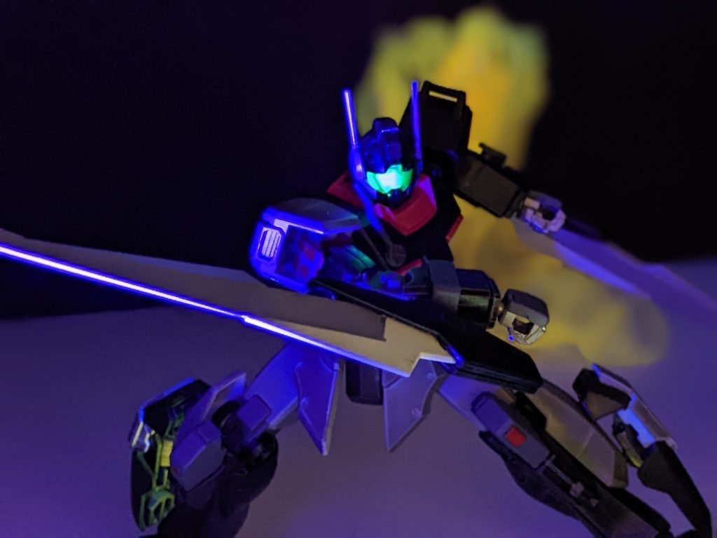 スピニングカッターは大型実体剣で、腕部に装備。360°死角なしと言わんばかりの攻撃が可能で脚部制御スラスターで迅速一撃排除を行う。