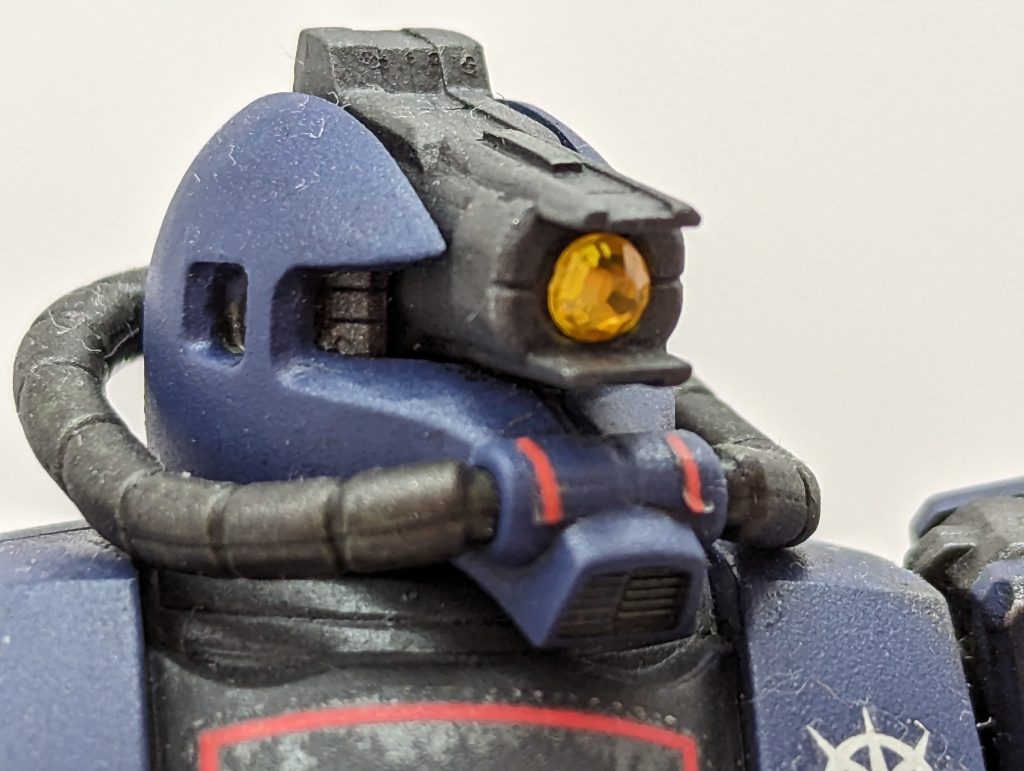 カメラ部分は100均にデコレーションシール。モノアイ動かないでしょうがこのほうがブレなくて良いんじゃない？という解釈で…