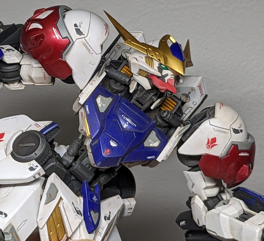 フルメカニクスのルプス頭部にMGバルバトスのマスク部分を移植したのですが、僅かな調整でハマりました。より眼つきが悪く見えるように角パーツの目元周辺のカーブ形状を少し削って調整してます