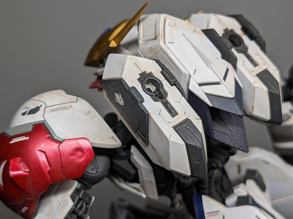 バックパック片側犠牲にしてスイッチ仕込んで、中央に電池仕込んでます