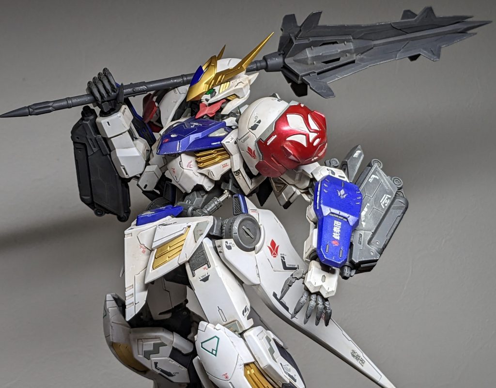 汚し塗装は基本あまり上手く無いのですが、バルバトスはアニメの内容からしても汚しが馴染む機体でとても好きです!