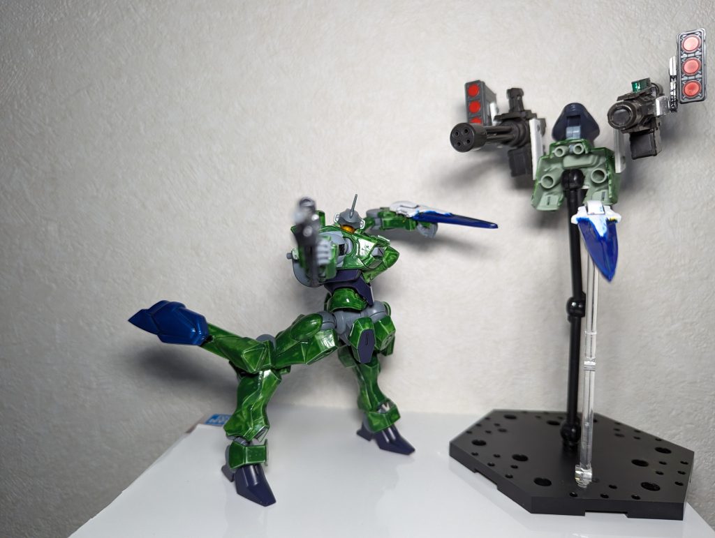 腕に装備されている剣も独立稼動します