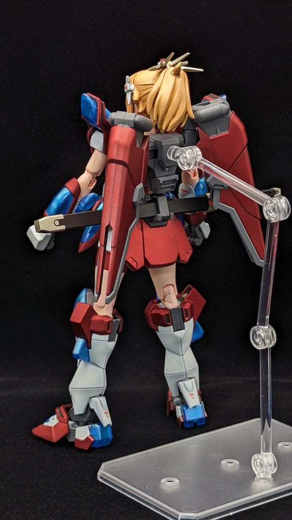 後面フライングベースの接続用に、バックパックのディテールを削って3mm穴をあけました。ちょうどダボ穴と同じ位置のため、保持力も良いです。使用しない場合の蓋もあります。