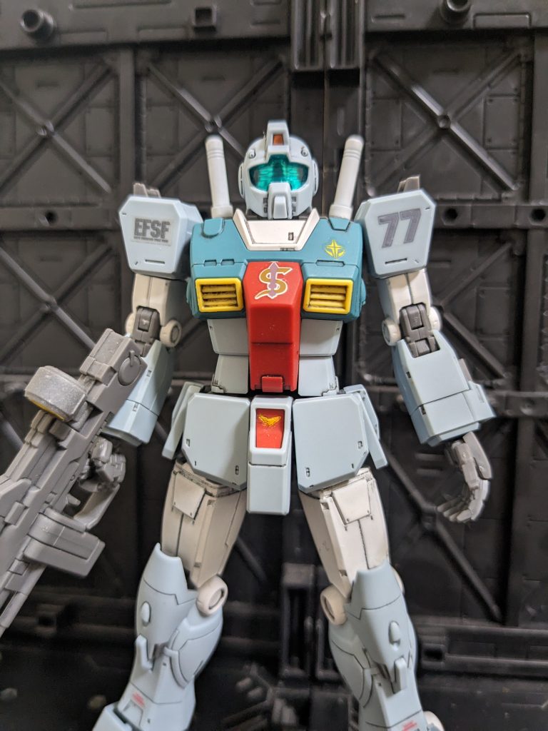 クリアパーツをはめ込む部分をメッキシルバーにて塗装。その上からクリアパーツをはめ込み。