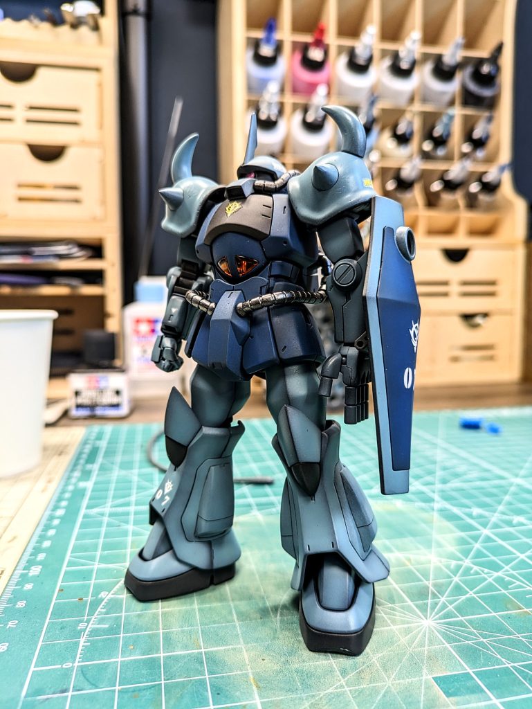 グラデーション塗装のときに気をつけているのは、上半身よりも下半身のほうにグラデーションを強めにいれることです。理由は素立ちの塗装作品を見るときにいつも下半身に目がいくので下半身のグラデーションをバチっとキメたい!…というもの