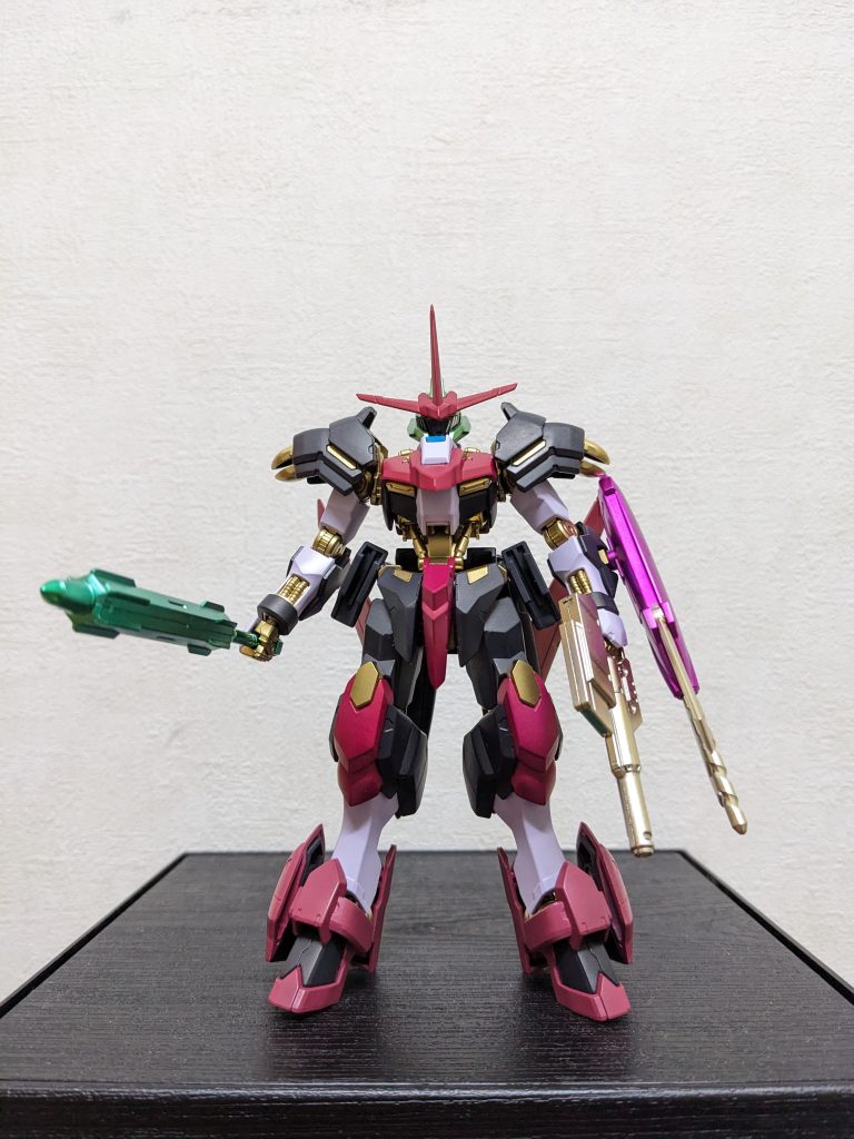 正面「勝手にAve Mujicaシリーズ」もついに最終回!!(「悪役機コン」にも滑り込みセーフ😁!!)ラストを飾るのは、予測不可能過ぎるミステリアスお嬢さま、ギター担当のモーティスこと若葉睦ちゃんを、アニメもゲームも全然知らんのにカッコ良いからゲットした、端白星で再現してみました😆!!特徴的なデカい角は、モーティスのベレー帽見立てで赤に。