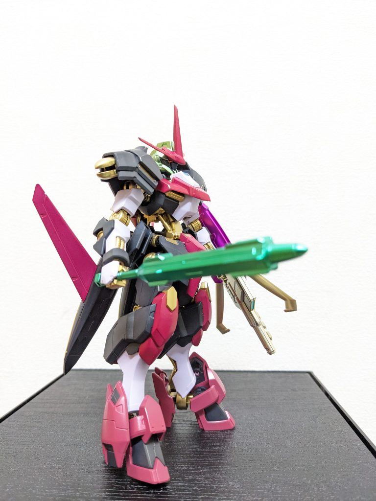 右側面(顔全然見えませんが😅)左右非対称のマスクは一応塗装で再現。さらに調子に乗って、スマートメイスの色はIt’s MyGO!!!!!の12話で睦ちゃんがMyGO!!!!!のライブの差し入れ❓に持って行ったのに、そよりんに「要らない!!」とバックされてしまった「アレ」に寄せてみました😆(本編ご存じの方にクスッと笑っていただければ幸いです😁)