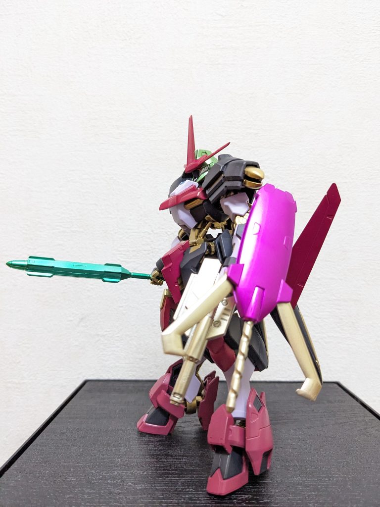 左側面クラブシールドは、モーティス専用ギター見立てでピンクに。ドリル最高😉👍!!説明書に「ニードル」と書いてあっても、70年代生まれのジジイにとっては「ドリルは漢のロマン😆」なのだ!!