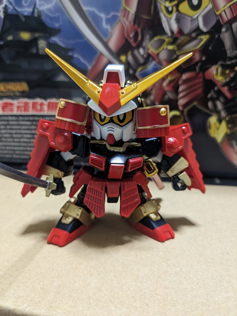 当時のムシャガンダムには股間のV字がないので、削り落としてます。アンテナ基部の赤いパーツもモールドを削り落としてシンプルに。