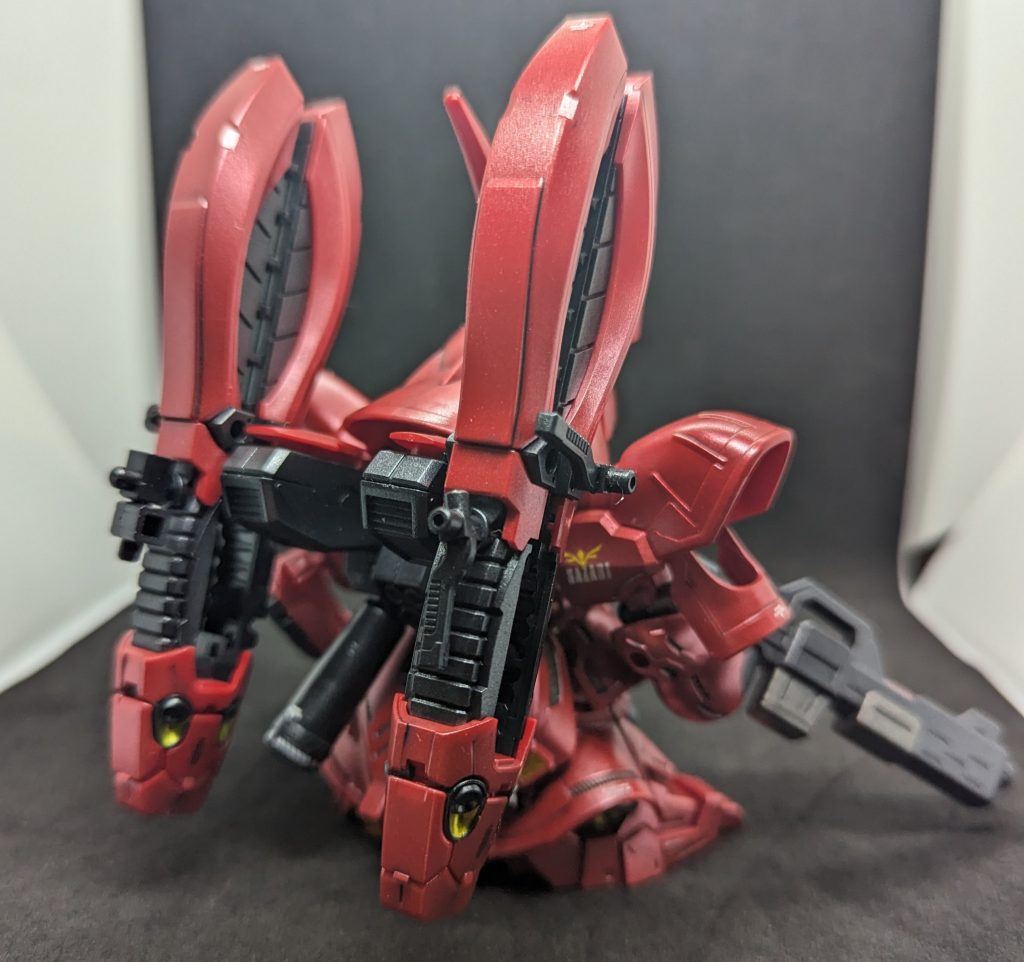 キット自体はBB戦士382サザビーに福岡ベース一周年記念武装、ダブルホーンファンネルが付属したものでした。元キット自体は10年位前のものながら造形はかなりよくSDの割にはよく動く良いキットです。