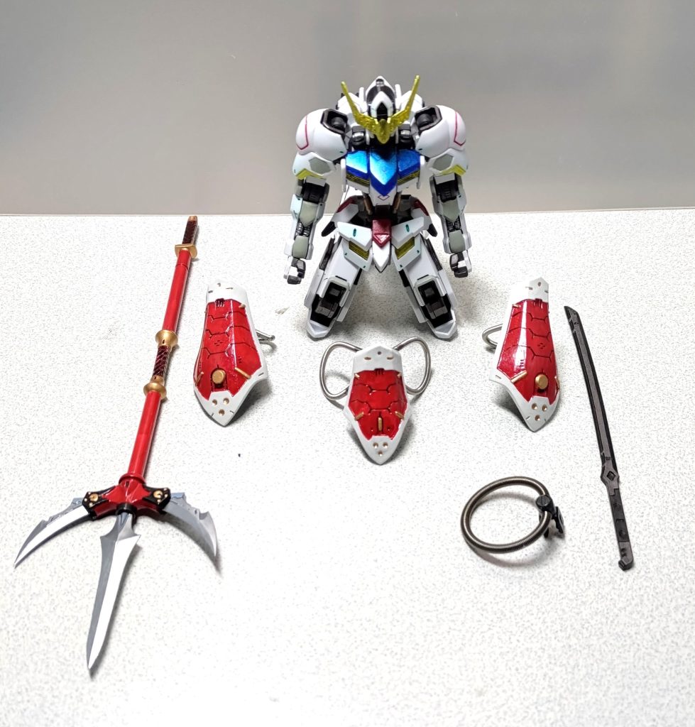 前回、両肩と胸部にネオジウム磁石を仕込まれたバルバトス。当初は轟槍鬼十字の装甲裏面にも磁石を接着して貼り付けるだけの予定だったのですが、もう少し鎧武者っぽさを出したくなって具足を留める紐の追加を決定。金属感が欲しくてウェーブのスプリングを初めて使ってみました。磁石の隣にスプリングの両端を接着してパテを盛ったんですが、今回のように曲げて使うのなら芯線があったほうが良かったかもですね。槍と装甲は筆塗り全塗装、墨入れ、光沢トップコートで仕上げました。