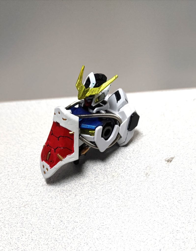 バックパックの左右にプラ板を貼り付けて、スプリングの通り道を作ってます。バルバトス本体唯一の加工ポイントです。