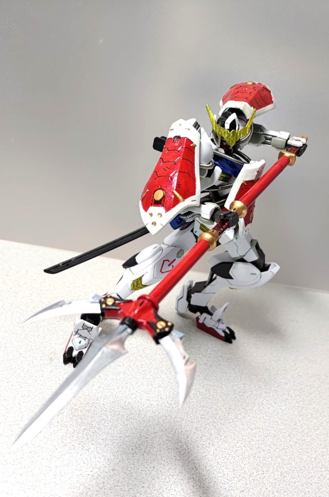 轟槍鬼十字はグランプリホワイト、メタリックレッド、ゴールド、黒鉄色、ガンクロームで塗りました。なんだか如意棒みたいになっちゃいましたが、自分にしては良い感じです。筆ムラは今後の課題ということで・・・