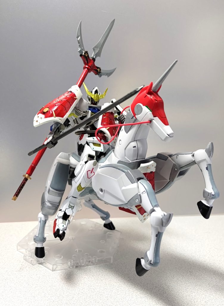 槍はバルバトスのメイスや太刀と同じパーツで背中にマウントできます。風雲再起は尻尾の後ハメ加工と胸部にネオジウム磁石接着をしてから合わせ目処理をしてます。そのため胸に装甲やエンブレム、ジャイアントカッターやガトリングなどを装備可能です! 蹄をメタルブラック、体の一部を明灰白色、ガンダムマーカーのシルバーで塗った後に墨入れ、つや消ししてます。目のみシールです。